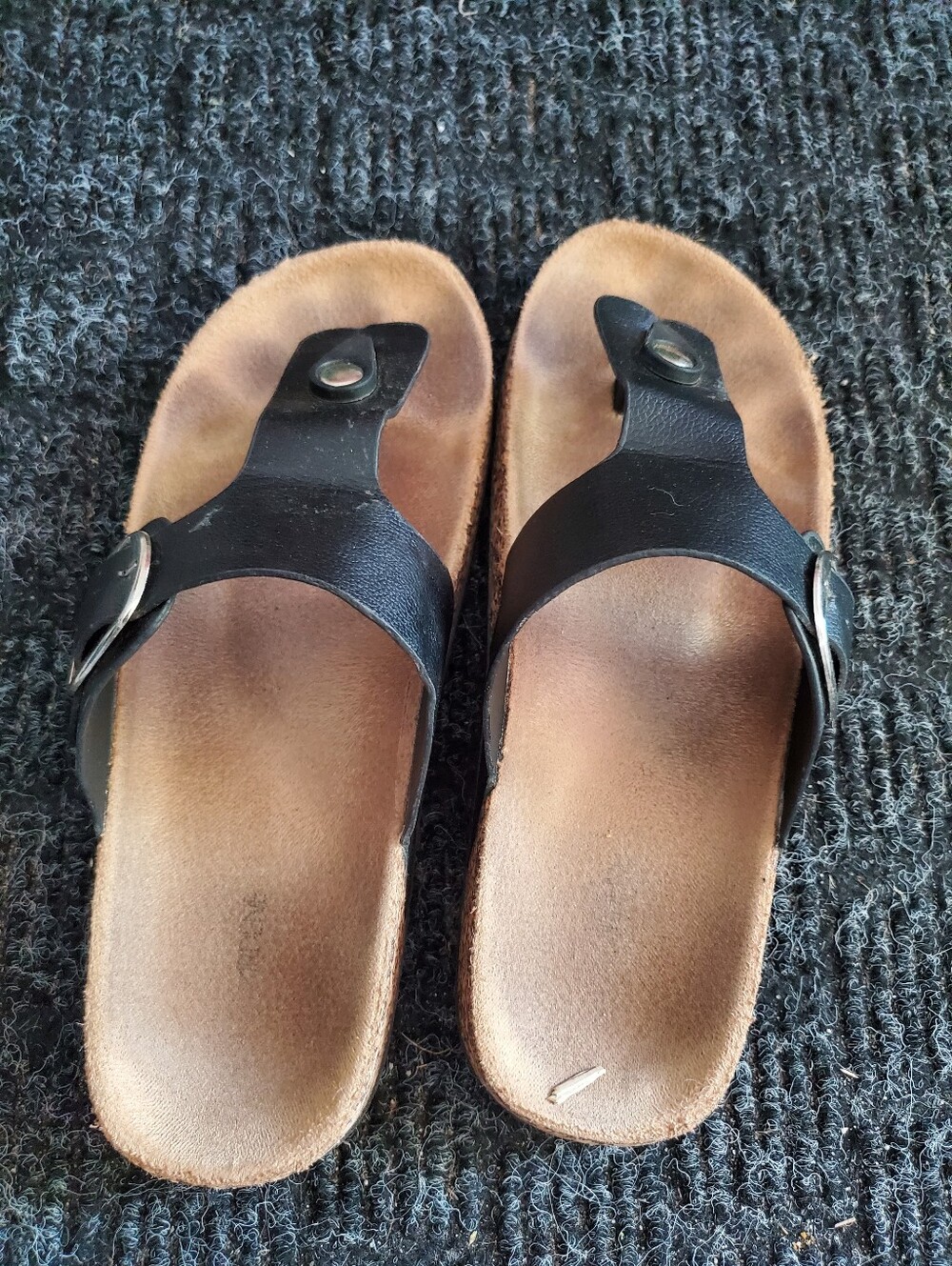 Well Worn Women's Black Leather Toe-Post Sandals